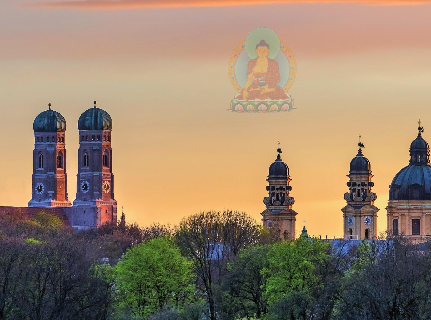 München: Über der Stadt schwebt ein durchscheinender Buddha